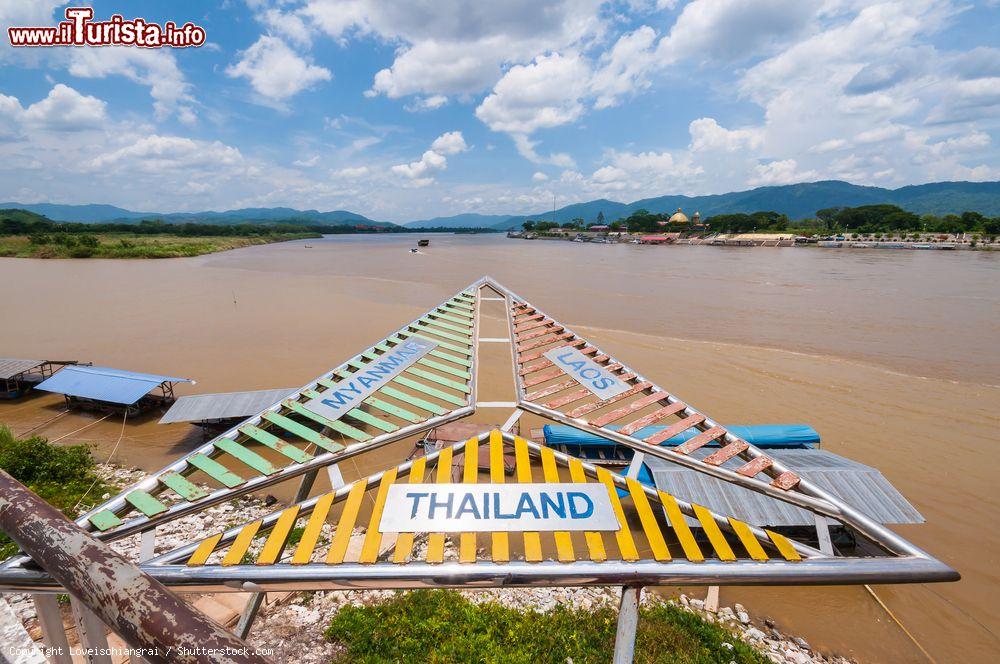 Immagine Uno scorcio del Triangolo d'Oro creato dalla confluenza fra i fiumi Ruak e Mekong a Chiang Saen, Thailandia - © Loveischiangrai / Shutterstock.com