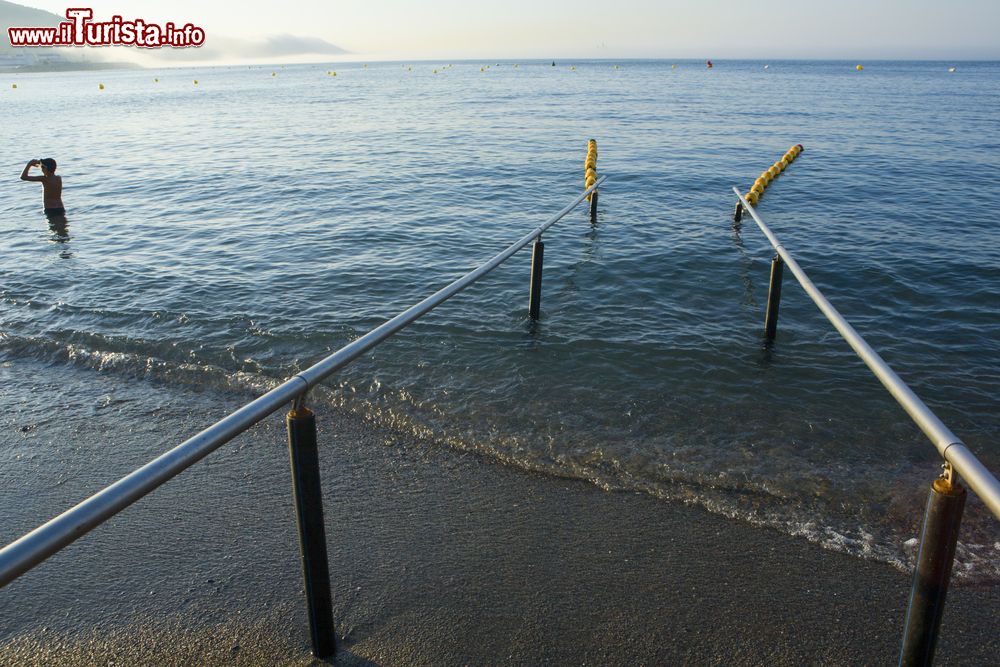 Immagine Scorrimano su una spiaggia per portatori di disabilità a Ceuta (Spagna).