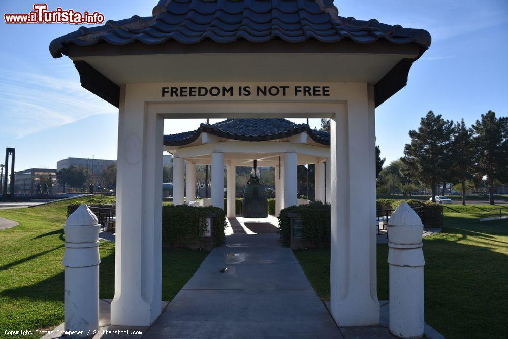 Immagine Scritta "Freedom is not Free" al Campidoglio in Wesley Bolin Plaza, Phoenix - © Thomas Trompeter / Shutterstock.com