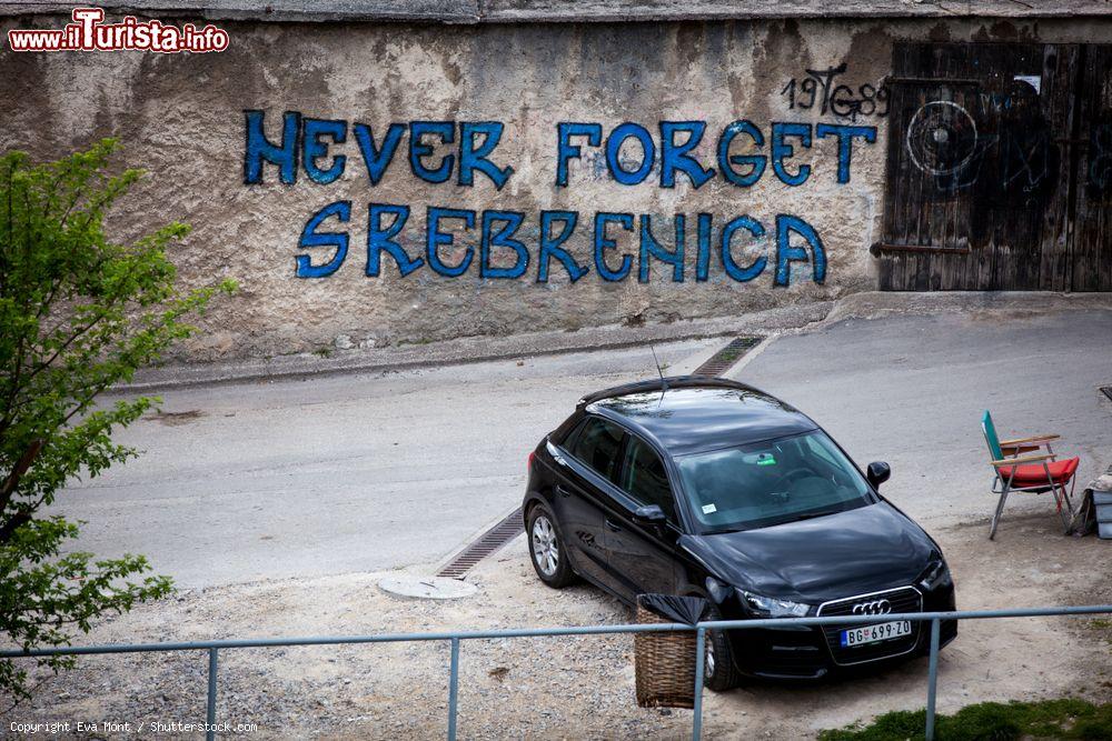 Immagine Scritta su un muro di Travnik, Bosnia e Erzegovina: "never forget Srebrenica" dove, nel 1995, ci fu il genocidio di oltre 8 mila musulmani bosgnacchi - © Eva Mont / Shutterstock.com