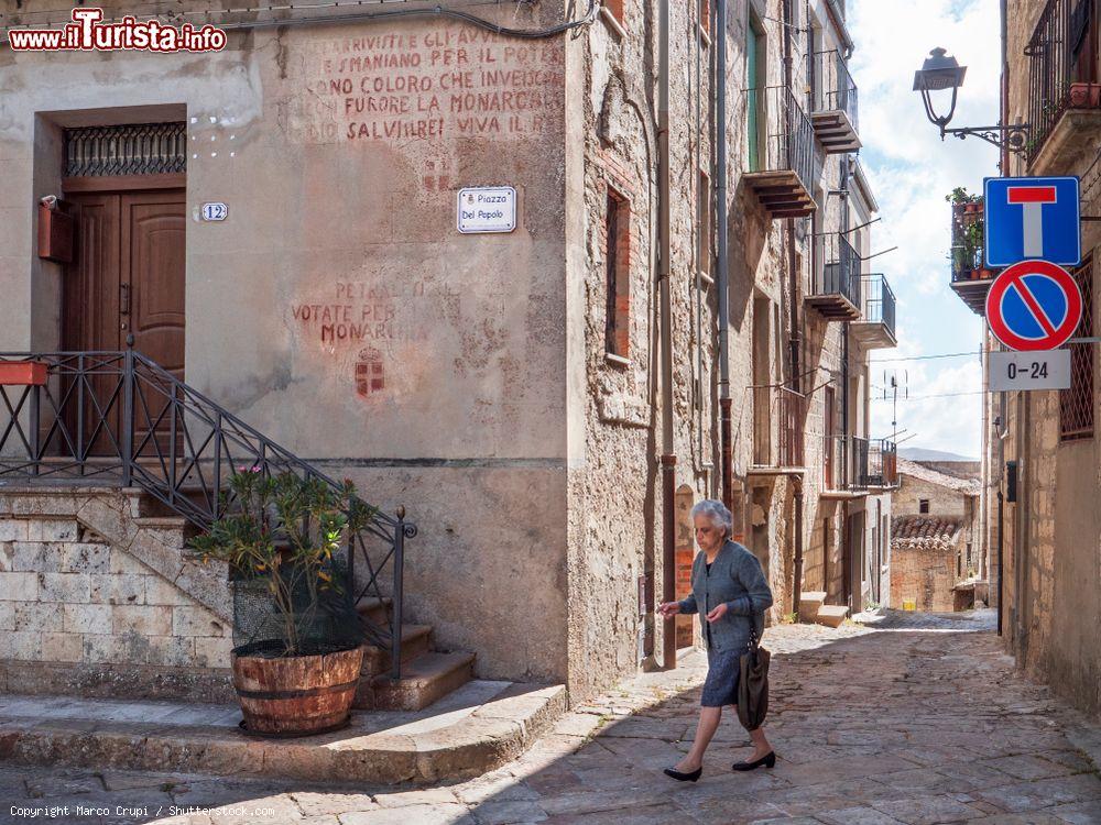 Immagine Scritte storiche a favore della Monarchia sulla facciata di un edificio a Petralia Soprana, Sicilia, Risalgono al referendum istituzionale del 2 e 3 Giugno 1946 - © Marco Crupi / Shutterstock.com