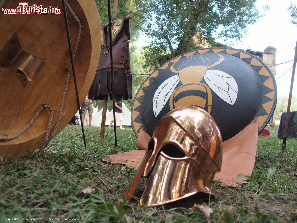 Immagine Scudi ed elmi al Bundan Festival di Bondeno - © Gaia Conventi / Shutterstock.com