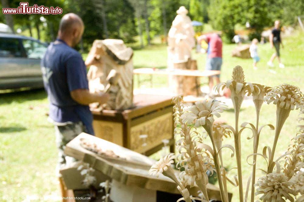 Immagine Scultori del legno ad una manifestazione a Sutrio in Friuli Venezia Giulia. - © Sergio Delle Vedove / Shutterstock.com