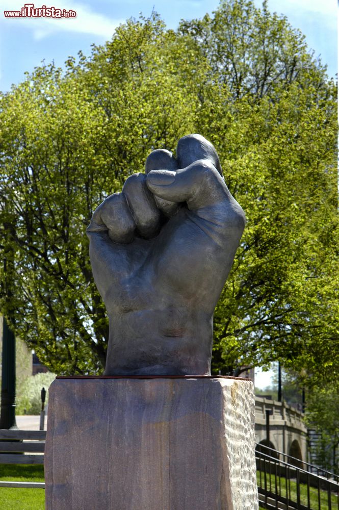 Immagine Una scultura a forma di pugno si innalza verso il cielo a Sioux Falls, South Dakota, USA.