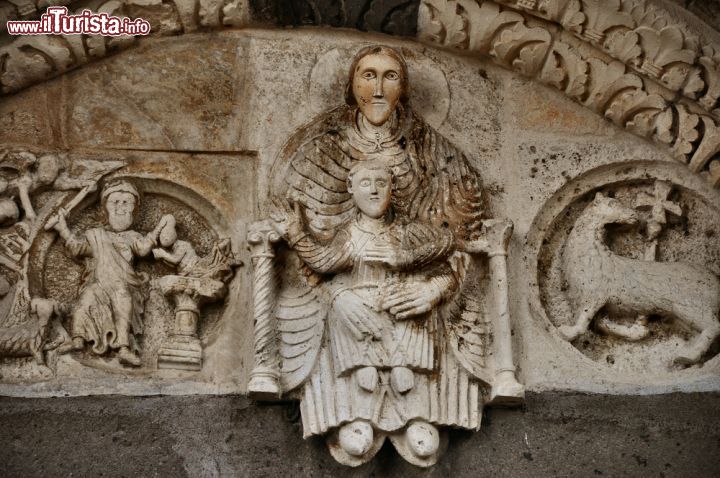 Immagine Scultura all'ingresso principale della chiesa di Santa Maria Maggiore a Tuscania, Lazio. Nella lunetta si trovano le figure della Madonna con il Bambino Benedicente.