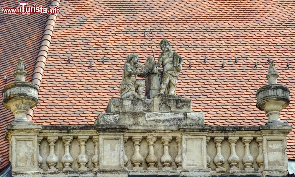 Immagine Particolare della scultura alloggiata sul tetto di un palazzo nella città ungherese di Szekesfehervar.