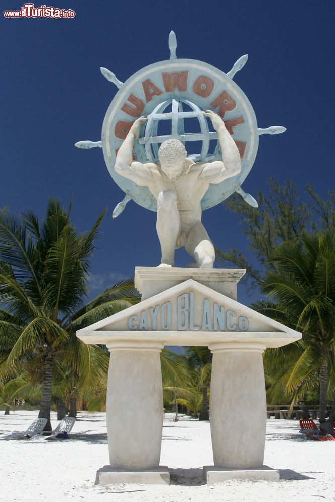 Immagine La scultura dell'Aquaworld che dà il benvenuto ai turisti sull'isola di Cayo Blanco (provicia di Matanzas, Cuba).
