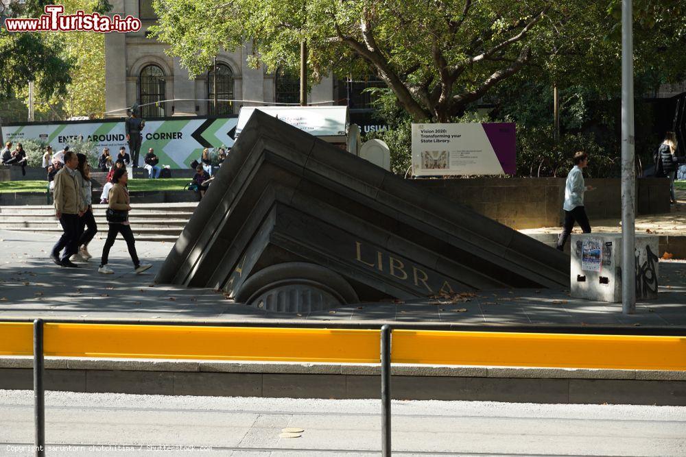 Immagine Scultura Architectural Fragment di Petrus Spronk a Melbourne, Australia. Si trova fuori dalla  State Library of Victoria e simbolizza la caduta della civilizzazione, passata e moderna - © saruntorn chotchitima / Shutterstock.com