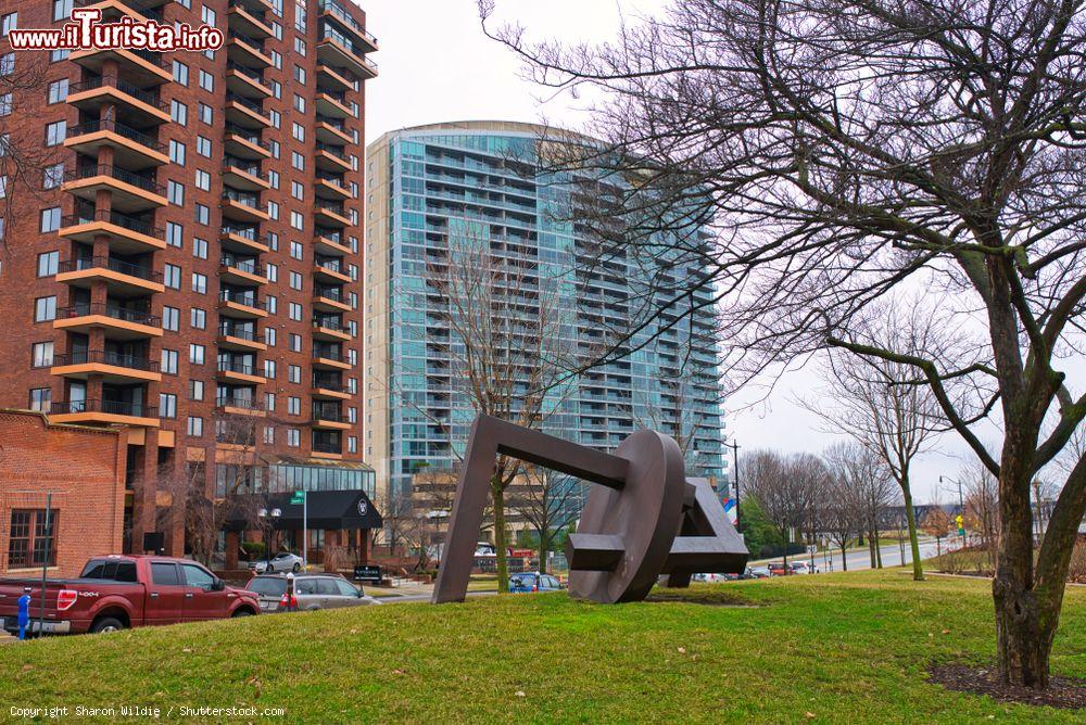 Immagine Scultura artistica in metallo arrugginito in una strada di Columbus, stato dell'Ohio (USA) - © Sharon Wildie / Shutterstock.com