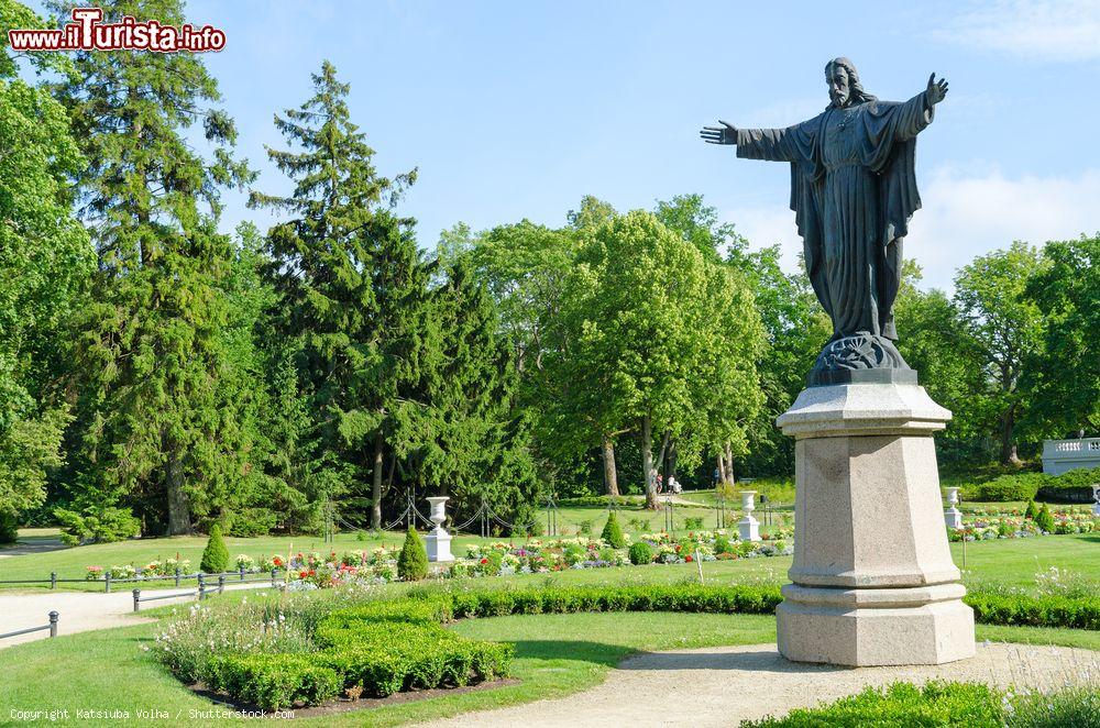 Immagine La scultura "Blessing Christ" nel parco botanico dell'Amber Museum a Palanga, Lituania - © Katsiuba Volha / Shutterstock.com