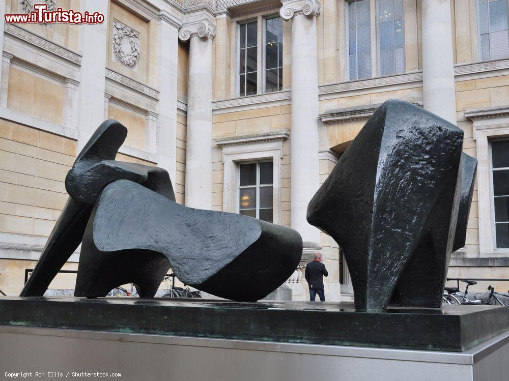 Immagine La scultura di bronzo dal titolo "Three Piece Reclining Figure No2" all'Ashmolean Museum di Oxford, Inghilterra. L'opera è stata realizzata nel 1963 dallo scultore Henry Moore - © Ron Ellis / Shutterstock.com