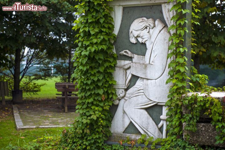 Immagine Scultura che raffigura Giuseppe Verdi: ci troviamo nella sua casa natale di Busseto - © Paolo Bona / Shutterstock.com