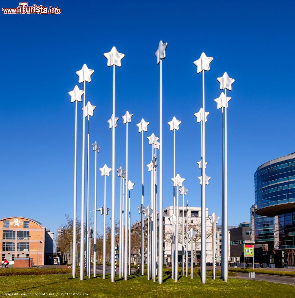 Immagine Scultura con 35 stelle in alluminio a Maastricht, Olanda. Si tratta di un monumento realizzato da Maura Biava per commemorare (all'epoca) il decimo anniversario del Trattato di Maastricht, base per l'ingresso dei vari paesi nell'Unione Europea - © www.hollandfoto.net / Shutterstock.com