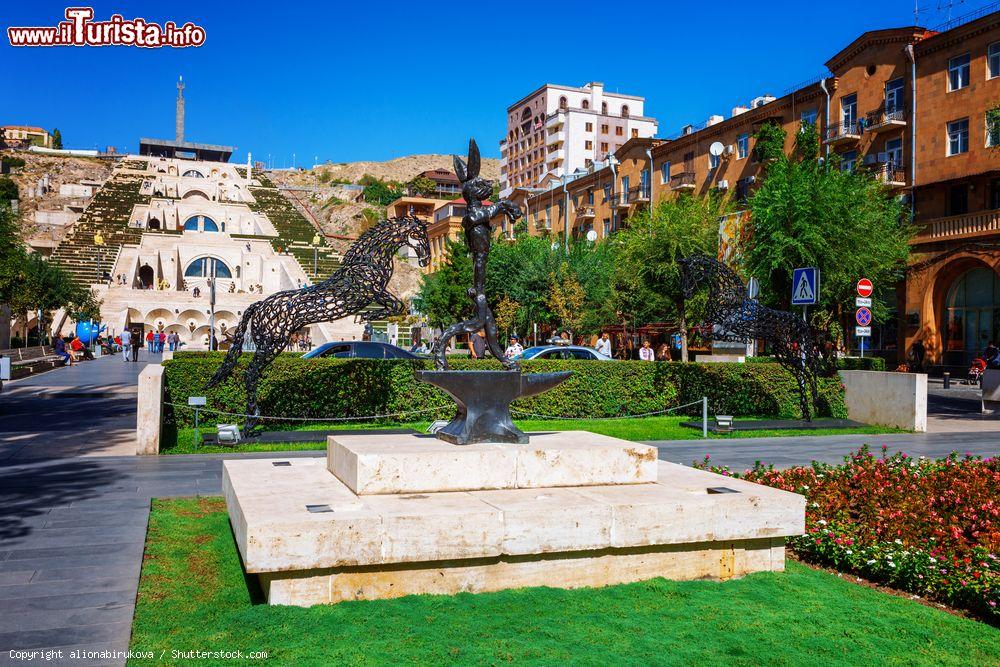 Immagine Scultura con cavallo e coniglio nel giardino del Cafesjian Art Center di Yerevan, Armenia. Questo museo d'arte si trova nel quartiere cemtrale di Kentron - © alionabirukova / Shutterstock.com