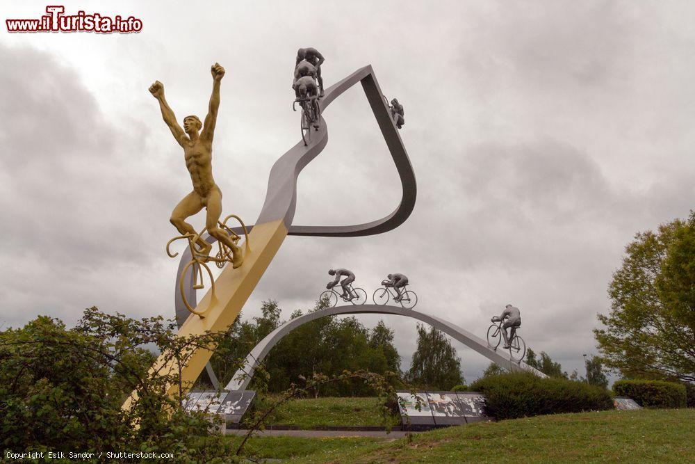 Immagine Scultura con corridori in bicicletta dalle nuvole a Pau, Francia: realizzata da Jean-Bernard Metais si trova in una stazione di servizio sull'autostrada A64. La città ospita spesso la partenza o l'arrivo di una tappa del Tour de France - © Esik Sandor / Shutterstock.com
