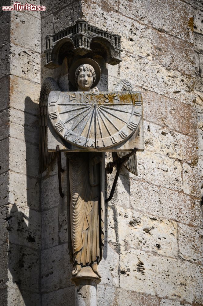 Immagine Scultura con meridiana all'esterno della cattedrale di Notre Dame a Chartres, Francia.