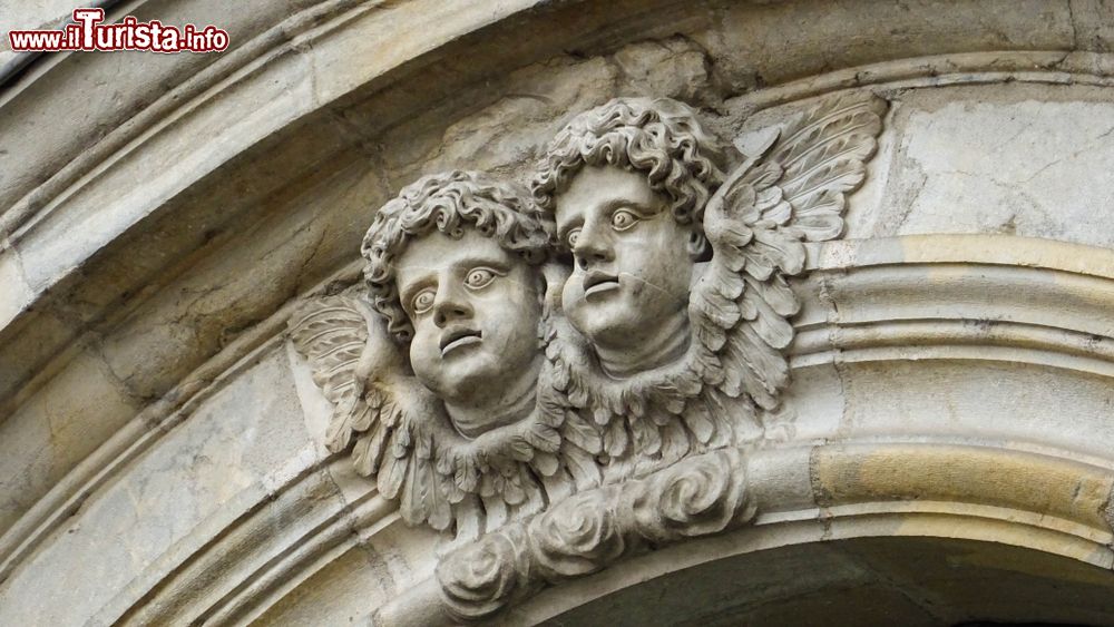 Immagine Scultura con testa di due angeli all'ingresso della cattedrale di San Giovanni a Besancon, Francia.