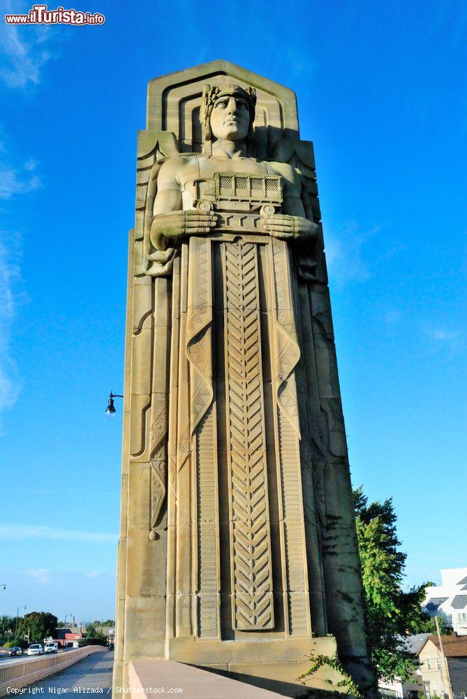 Immagine Scultura dei Guardiani del Traffico sull'Hope Memorial Bridge di Cleveland, Ohio (USA) - © Nigar Alizada / Shutterstock.com