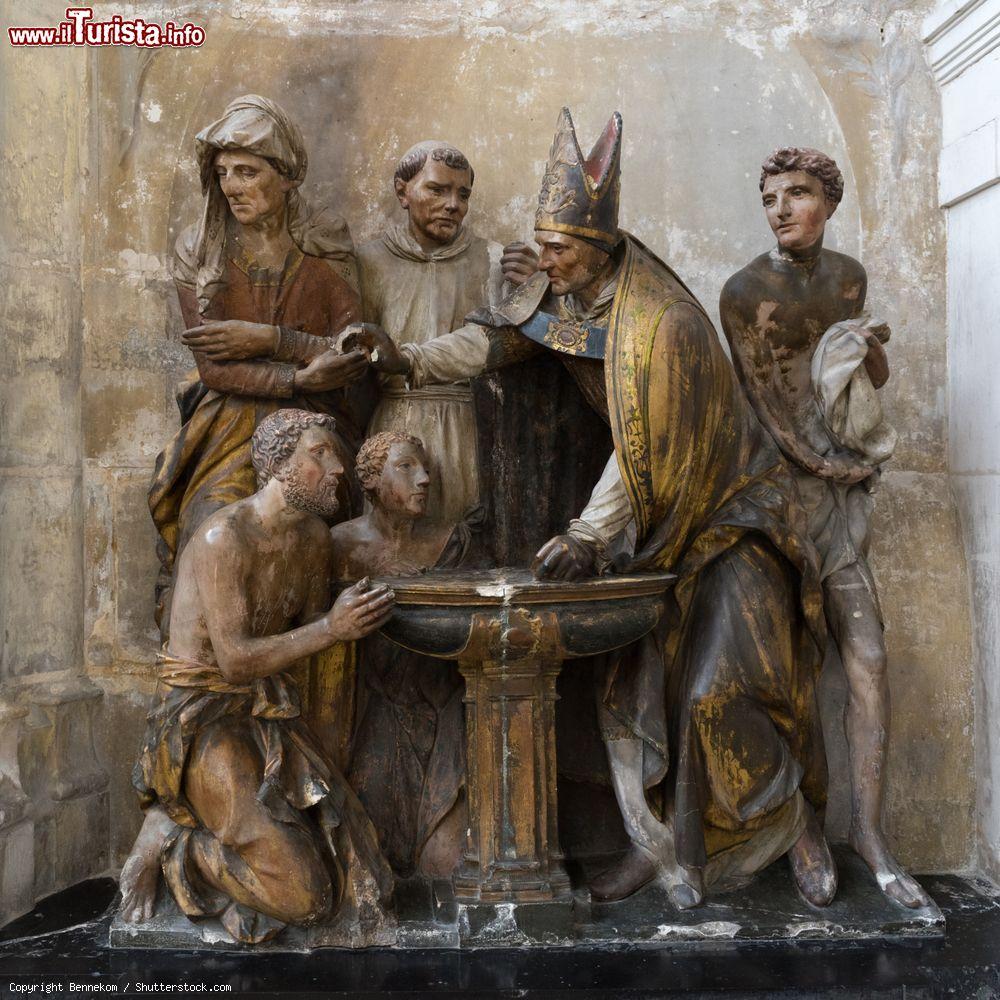 Immagine Scultura del battesimo di Sant'Agostino nella cattedrale di Troyes, Francia - © Bennekom / Shutterstock.com