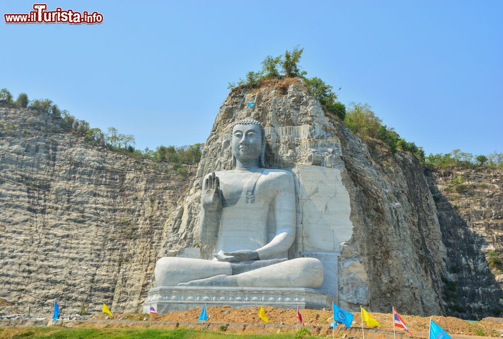 Immagine Scultura del Grande Buddha sulle montagne nella provincia di Suphan Buri, Thailandia.