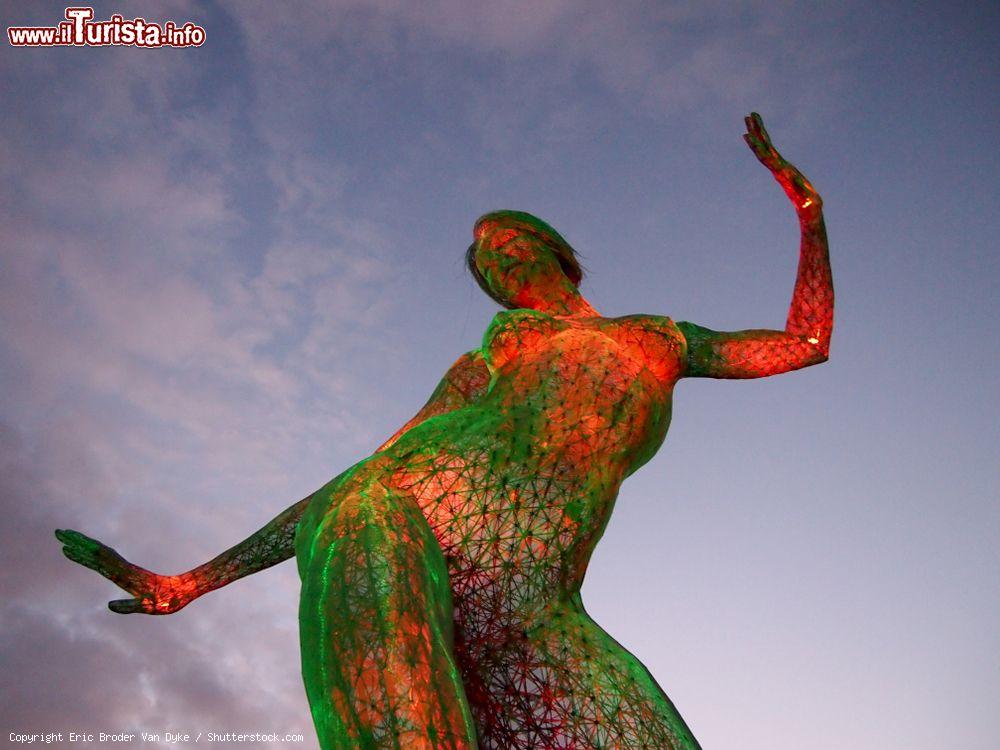 Immagine Scultura della Donna che Danza al Crepuscolo a Treasure Island, San Francisco, California. E' stata realizzata da Marco Cochrane, un artista nato in Italia ma da tempo residente a Treasure Island, isola nella baia di San Francisco - © Eric Broder Van Dyke / Shutterstock.com