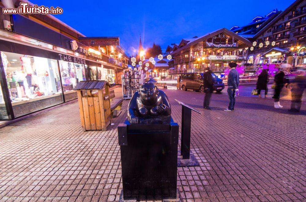 Immagine Scultura dell'artista colombiano Botero in una strada del villaggio di Courchevel, Savoia, Francia - © LongJon / Shutterstock.com