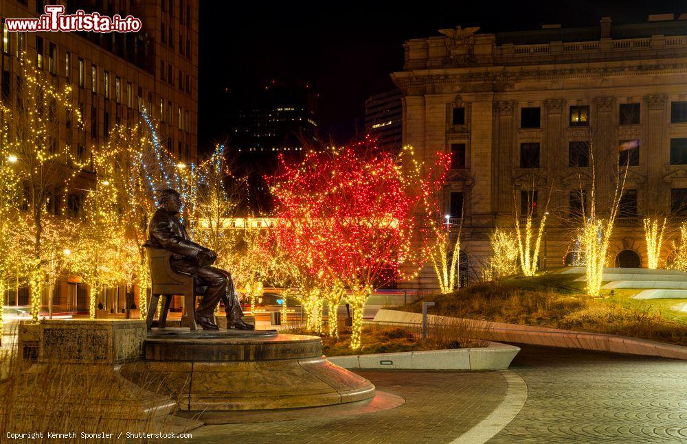 Immagine Scultura dello storico sindaco Tom Johnson in Public Square a Cleveland, stato dell'Ohio, USA. La statua è stata realizzata nel 1916 - © Kenneth Sponsler / Shutterstock.com