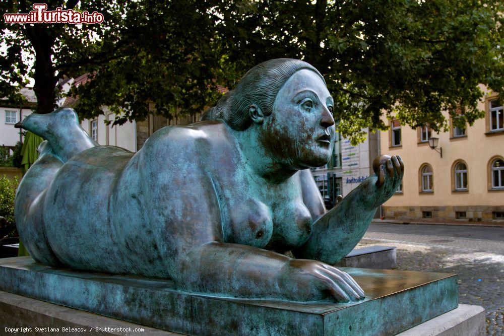 Immagine Scultura di Fernando Botero a Bamberga, Germania, intitolata "signora con frutta" - © Svetlana Beleacov / Shutterstock.com