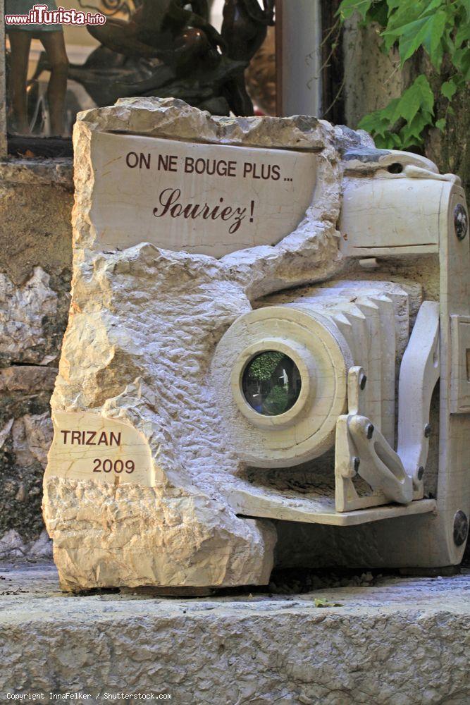 Immagine La scultura di una macchina fotografica in pietra nel centro storico di Saint-Paul-de-Vence, Francia. Siamo nel villaggio di pittori e gallerie d'arte - © InnaFelker / Shutterstock.com