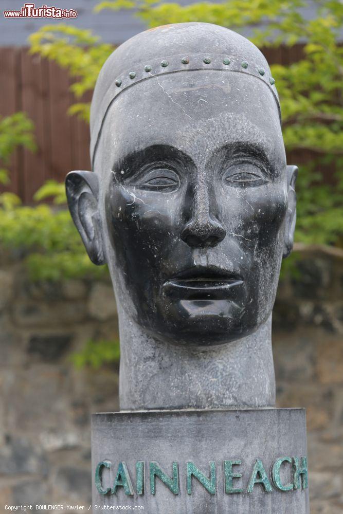 Immagine Scultura di San Canizio a Kilkenny, Irlanda. Il volto del santo è scolpito nella pietra grigia e poco sotto riporta il nome - © BOULENGER Xavier / Shutterstock.com