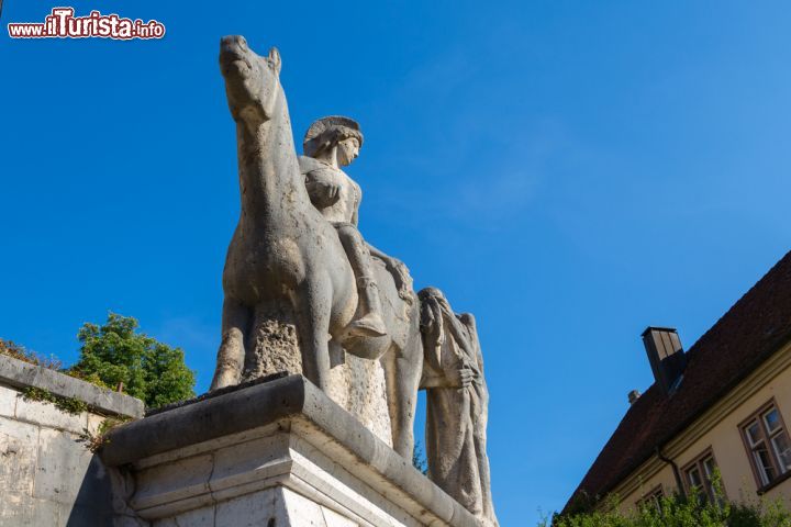 Immagine Scultura di San Martino nella basilica di Weingarten, Germania - La bella opera scultorea dedicata a San Martino è ospitata nei pressi di questa chiesa barocca la cui facciata monumentale fu firmata dall'architetto italiano Donato Frisoni © msgrafixx / Shutterstock.com