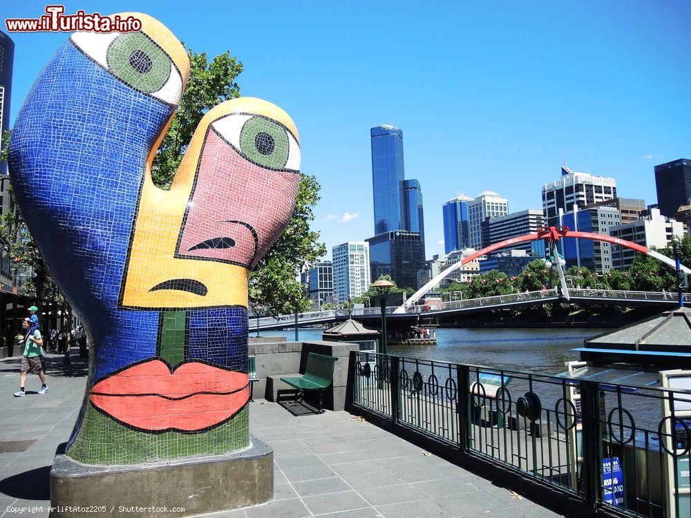 Immagine Scultura di street art colorata lungo il fiume Yarra a Melbourne, Australia - © ArliftAtoz2205 / Shutterstock.com