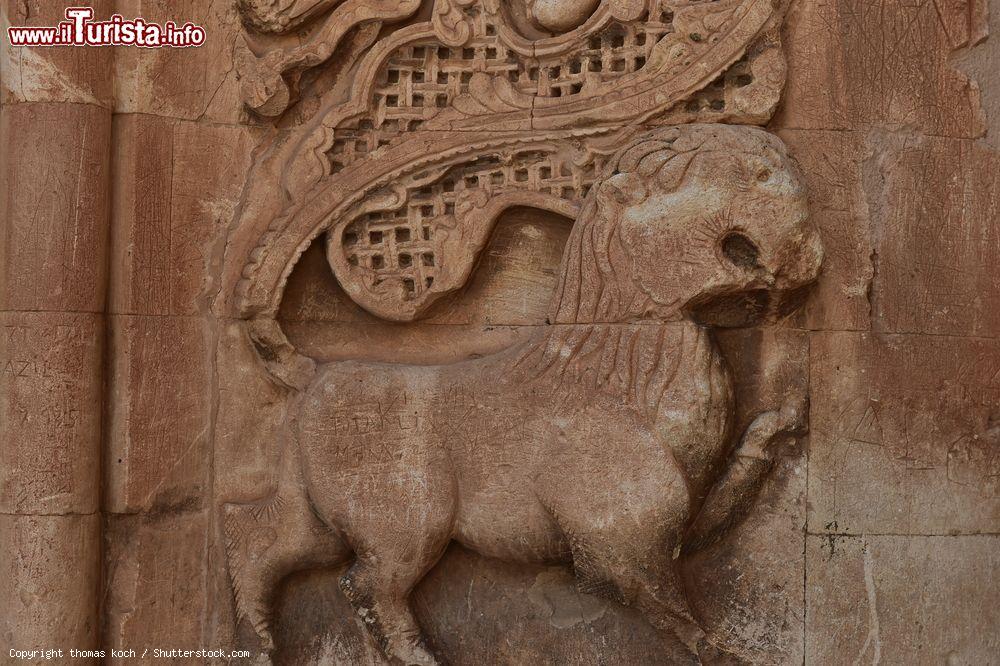 Immagine Scultura di un animale su un muro del palazzo Ishak Pasha nella città di Dogubeyazit, Turchia - © thomas koch / Shutterstock.com