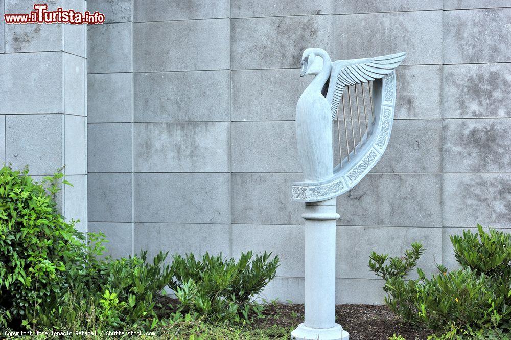 Immagine La scultura di un cigno con arpa al Palazzo Municipale di Galway, Irlanda - © Jose Ignacio Retamal / Shutterstock.com