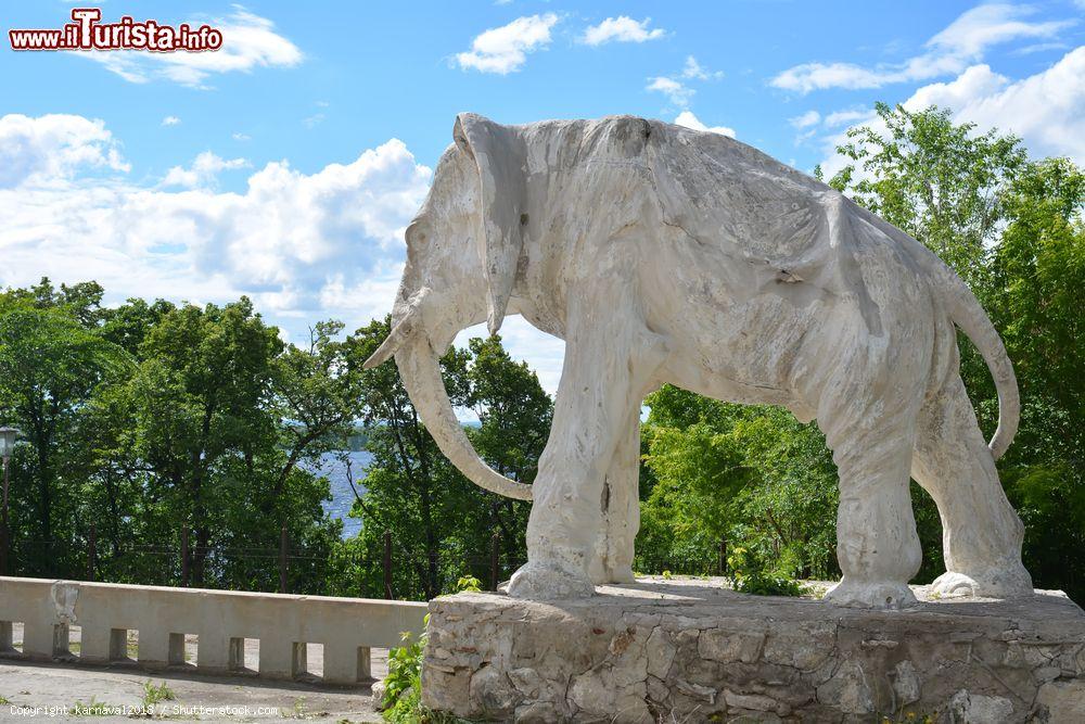 Immagine Scultura di un elefante nel giardino del cottage di Konstantin Golovkin, Samara, Russia. Si tratta di un'opera architettonica purtroppo in parte danneggiata - © karnaval2018 / Shutterstock.com