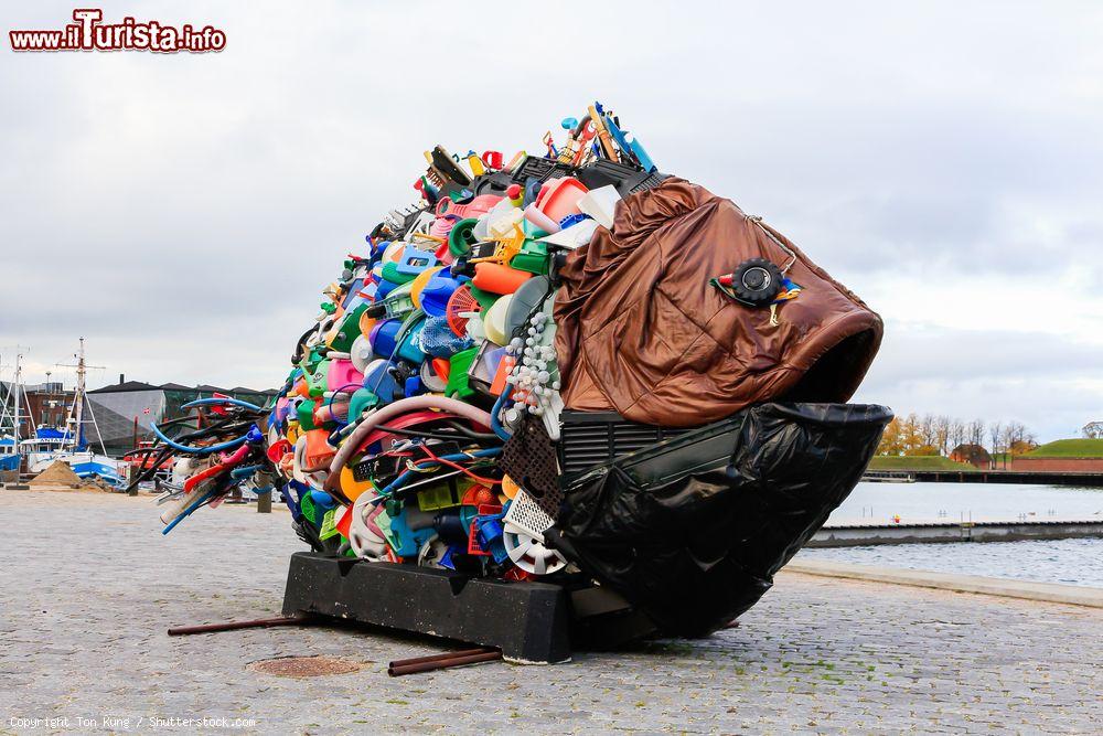 Immagine Scultura di un pesce creata con la spazzatura trovata nell'Oresund, Helsingor, Danimarca. L'Oresund è lo stretto che separa Danimarca e Norvegia ed è attraversato da un ponte unico in fatto di ingegneristica infrastrutturale - © Ton Kung / Shutterstock.com