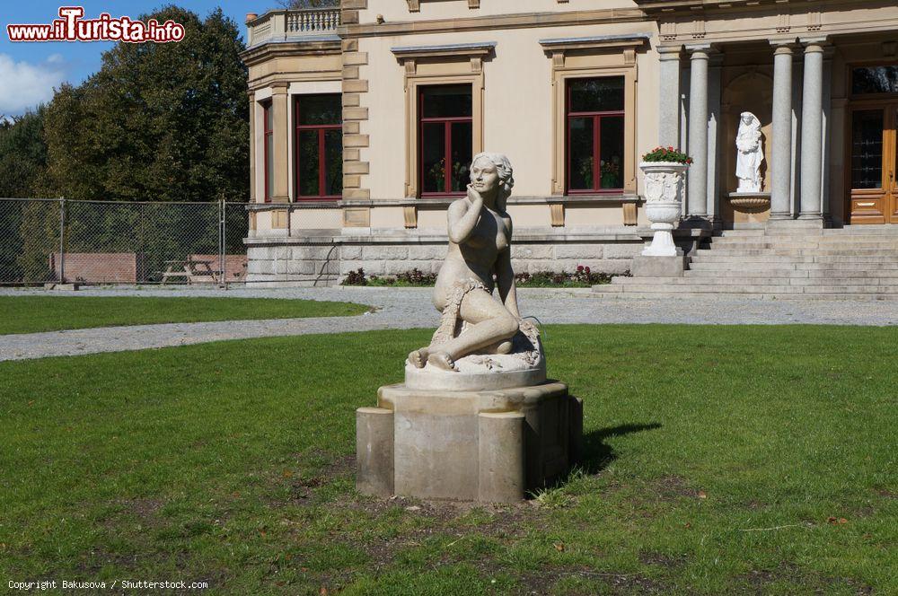 Immagine La scultura di una donna al Zuid-Kennemerland Park nei pressi di Haarlem, Olanda - © Bakusova / Shutterstock.com
