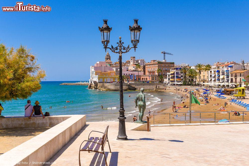 Immagine Scultura di una donna nuda sul lungomare di fronte alla spiaggia di Sitges, Spagna - © gg-foto / Shutterstock.com