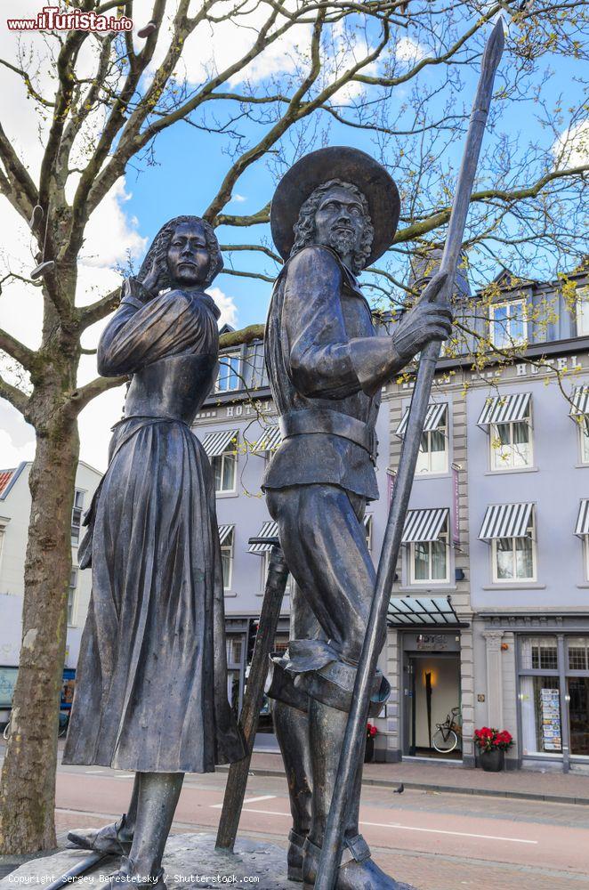 Immagine La scultura di Wigbolt Ripperda con Kenau Simonsdochter Hasselaer nella piazza della stazione di Haarlem, Olanda. L'opera è stata realizzata da Graziella Curreli - © Sergey Berestetsky / Shutterstock.com