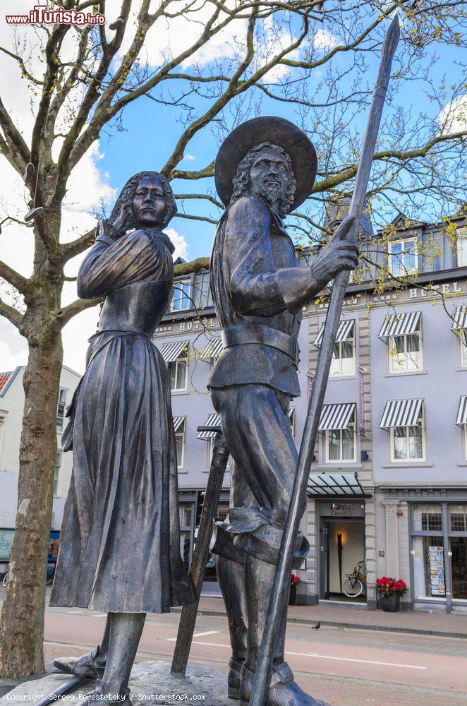 Immagine La scultura di Wigbolt Ripperda con Kenau Simonsdochter Hasselaer nella piazza della stazione di Haarlem, Olanda. L'opera è stata realizzata da Graziella Curreli - © Sergey Berestetsky / Shutterstock.com