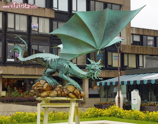 Immagine Moderna scultura di drago a Braga, Portogallo - © Rafal Gadomski / Shutterstock.com