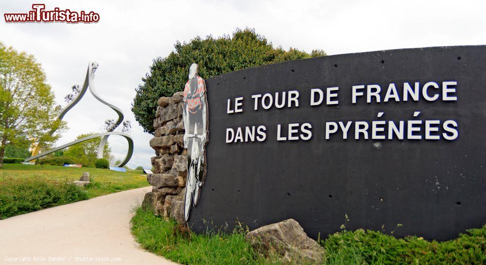 Immagine Scultura e pannello celebrativo per il Tour de France a Pau, Francia - © Esik Sandor / Shutterstock.com