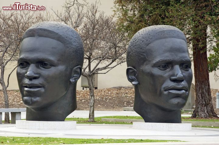 Immagine La scultura in memoria dei fratelli Robinson, due campioni di Baseball, si trova a Centennial Square a Pasadena (California) - © Philip Pilosian / Shutterstock.com