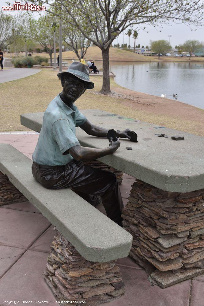 Immagine Scultura in bronzo allo Steele Indian School Park di Phoenix, Arizona - © Thomas Trompeter / Shutterstock.com