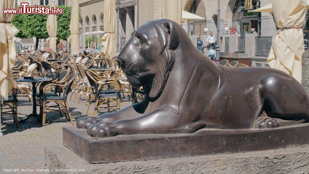 Immagine Scultura in bronzo di un leone lungo una strada del centro di Lipsia, Germania - © Novikov Aleksey / Shutterstock.com