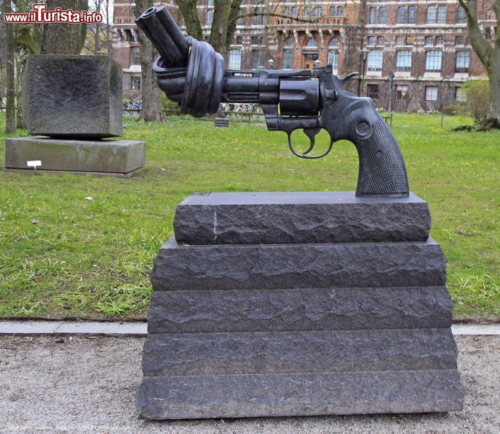 Immagine La scultura in bronzo di un revolver gigante con la canna annodata e rivolta verso l'alto, Svezia - © Andrew Babble / Shutterstock.com
