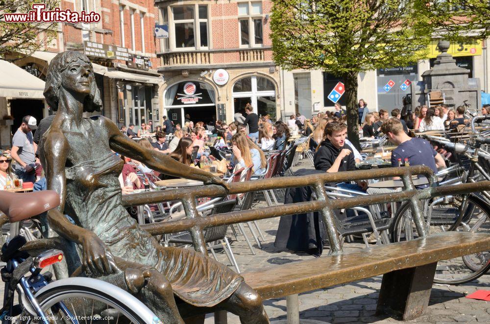 Immagine Scultura in bronzo di una donna nella Piazza del Mercato Vecchio a Leuven, Belgio. A realizzarla è stato lo scultore Fred Bellefroid - © monysasu / Shutterstock.com