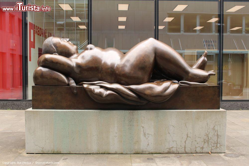 Immagine Scultura in bronzo di una donna sdraiata a Vaduz, Liechtenstein. Si trova vicino al museo d'arte della città (Kunstmuseum Liechtenstein) ed è stata realizzata dall'artista colombiano Fernando Botero  - © RukiMedia / Shutterstock.com