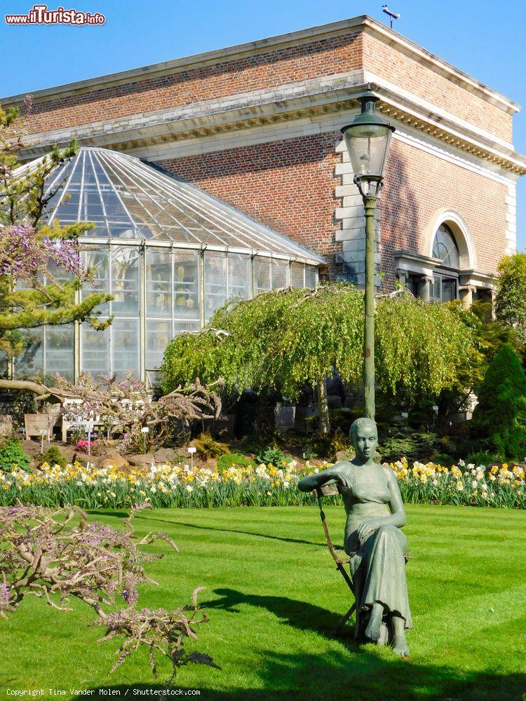Immagine La scultura in bronzo di una donna seduta su una sedia: si trova nel giardino botanico di Leuven, Belgio. Sullo sfondo, un prato fiorito - © Tina Vander Molen / Shutterstock.com