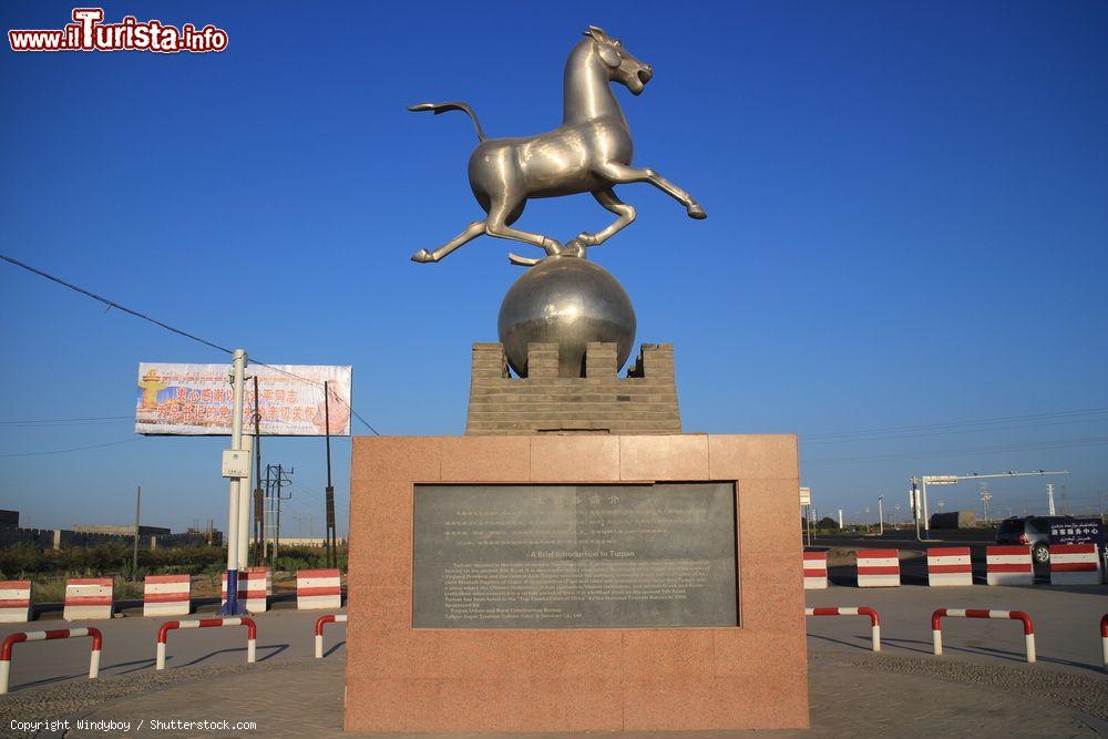 Immagine Scultura in bronzo raffigurante un cavallo che corre su una sfera a Turpan, Xinjiang, Cina  - © Windyboy / Shutterstock.com